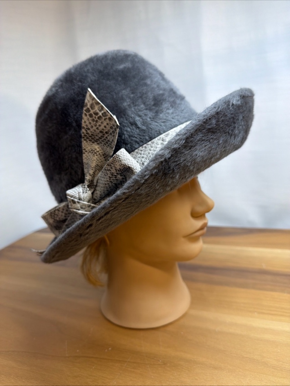VTG Women’s hat Martelle made in West‎ Germany Sz 22 -7.5 Gray Faux Fur Bow Band